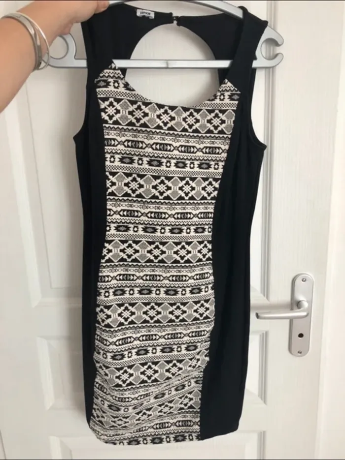 Robe noire et blanche