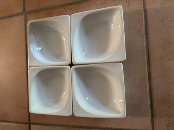 4 coupelles blanches en porcelaine