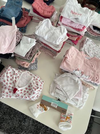 Lot de 95 vêtements fille 3 mois / mi saison-été