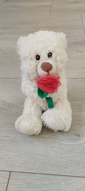 Petite peluche ours avec une fleur