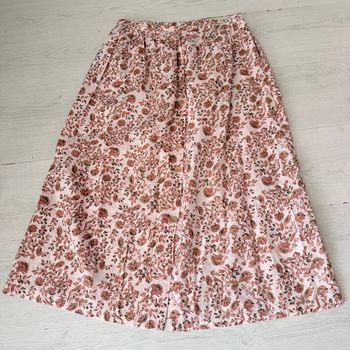 Jupe longue de la marque Marlot Paris aux motifs floraux délicats