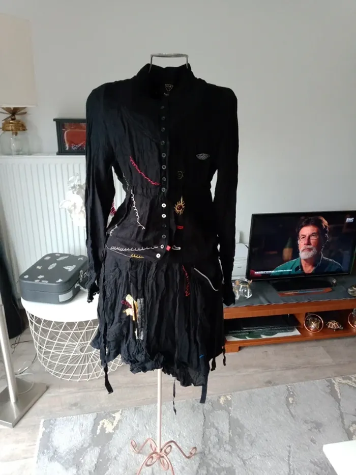 Robe noir et motifs dezigual