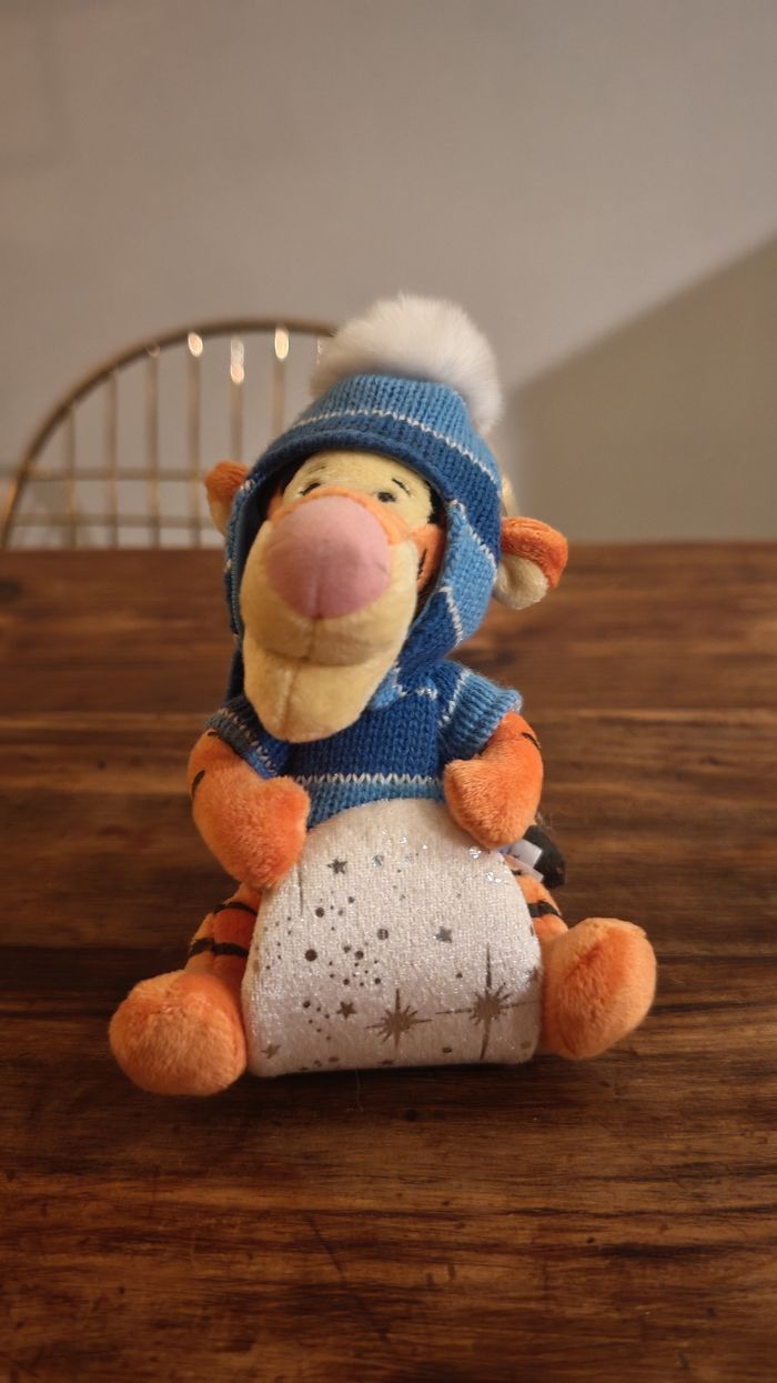 Peluche Tigrou de Winnie l'Ourson sur luge, vêtue d'une tenue d'hiver 15 cm