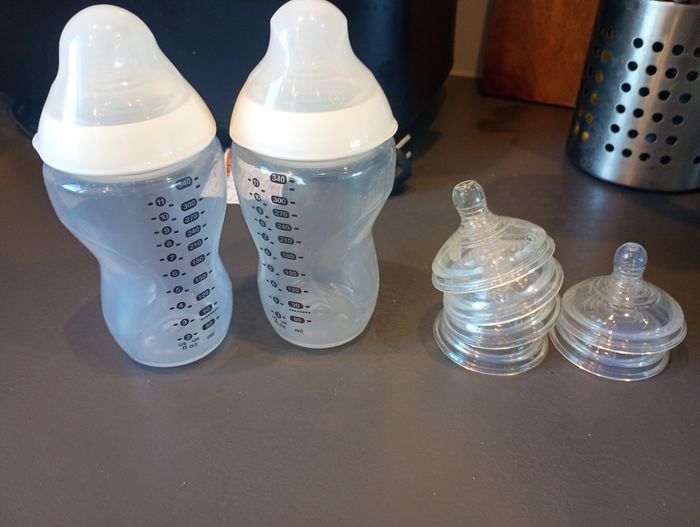 Lot de 2 biberons Tommee Tippee + tétines