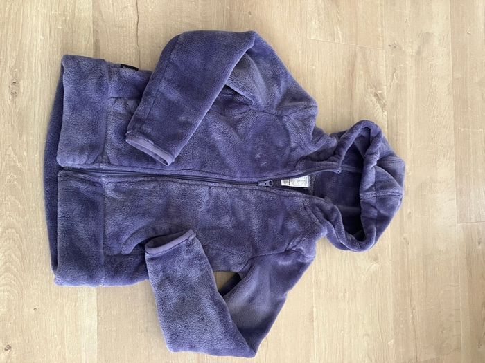 Gilet veste polaire décathlon taille 7/8 ans