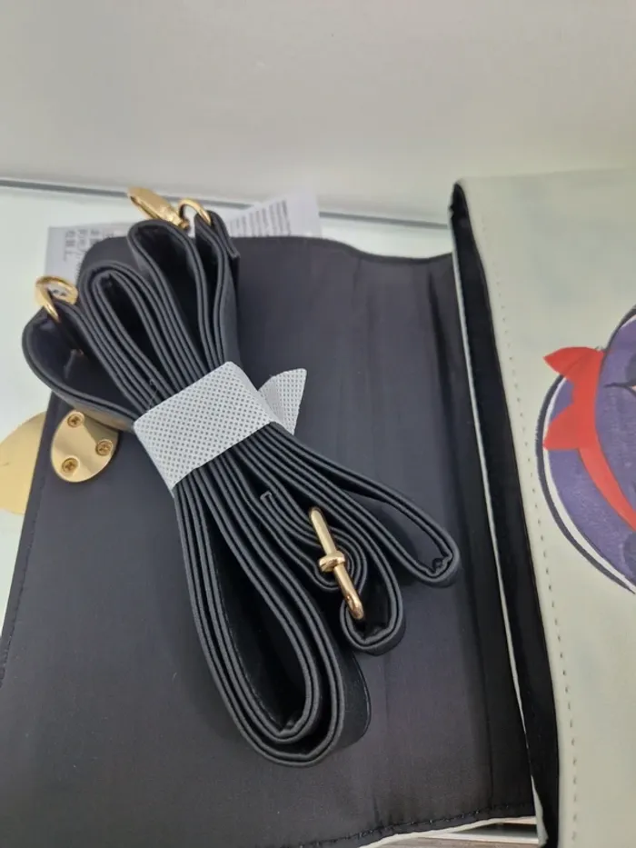 D163- Disney Parks Snow White 85th Anniversary ''Just One Bite'' Crossbody Bag NEW sac à main - photo numéro 2
