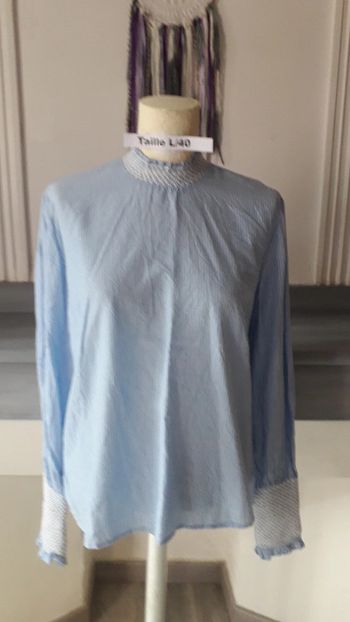 Belle blouse à rayures bleues claires et blanches Taille L/40
