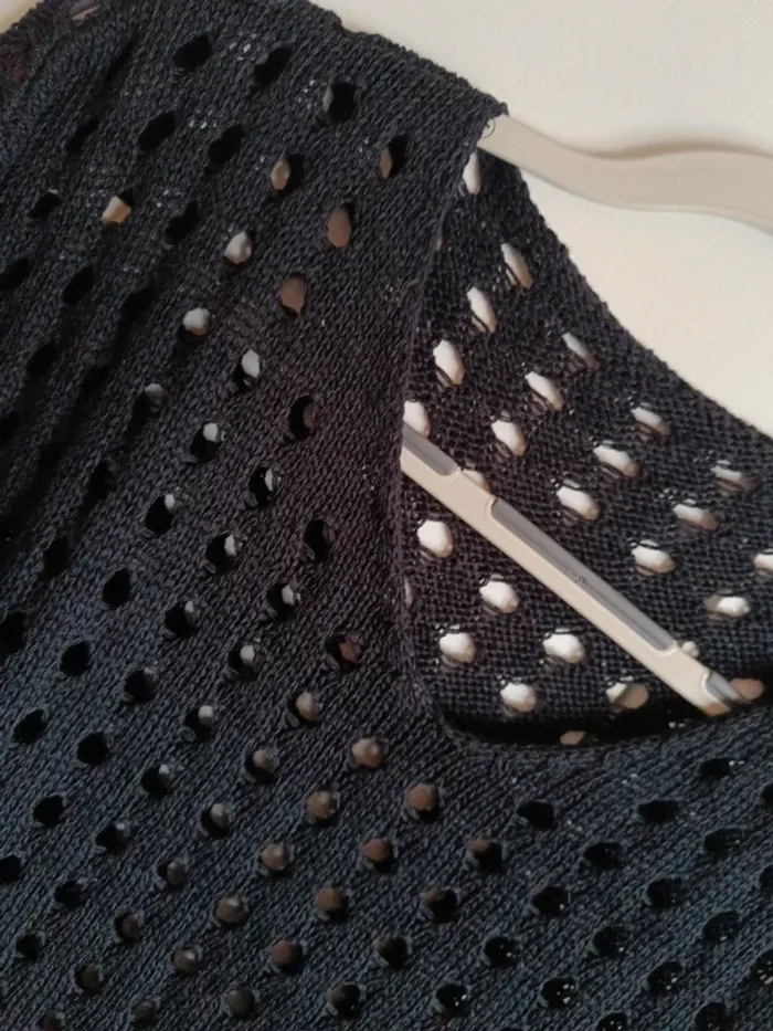 Pulls maille à trous noir ou blanc col V - photo numéro 5