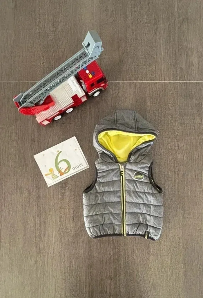 Veste sans manche avec capuche 6 mois