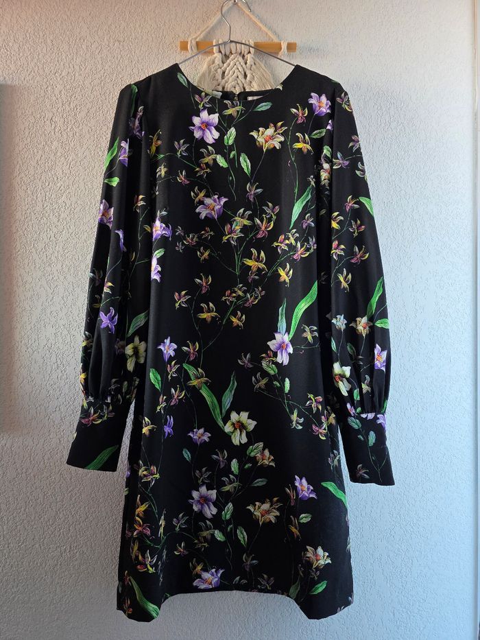 Jolie robe droite noire et fleurie H&M taille 36