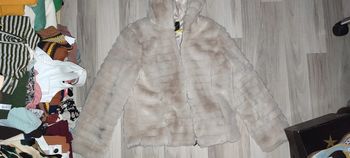 Manteau fausse fourrure a capuche