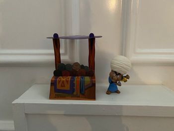 Figurine rare colporteur et stand  aladdin disney