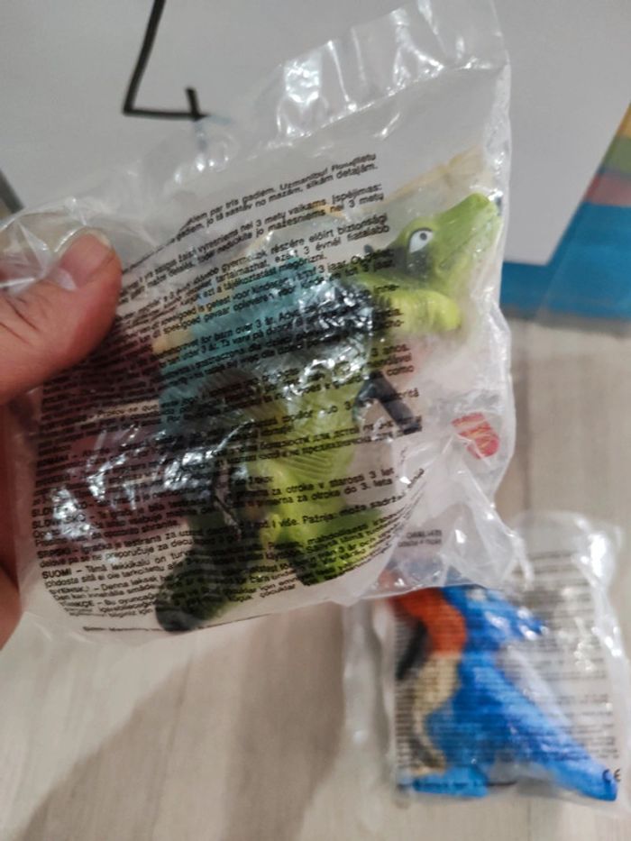 Figurine McDonald's pistolet à eau dinosaure) - photo numéro 3