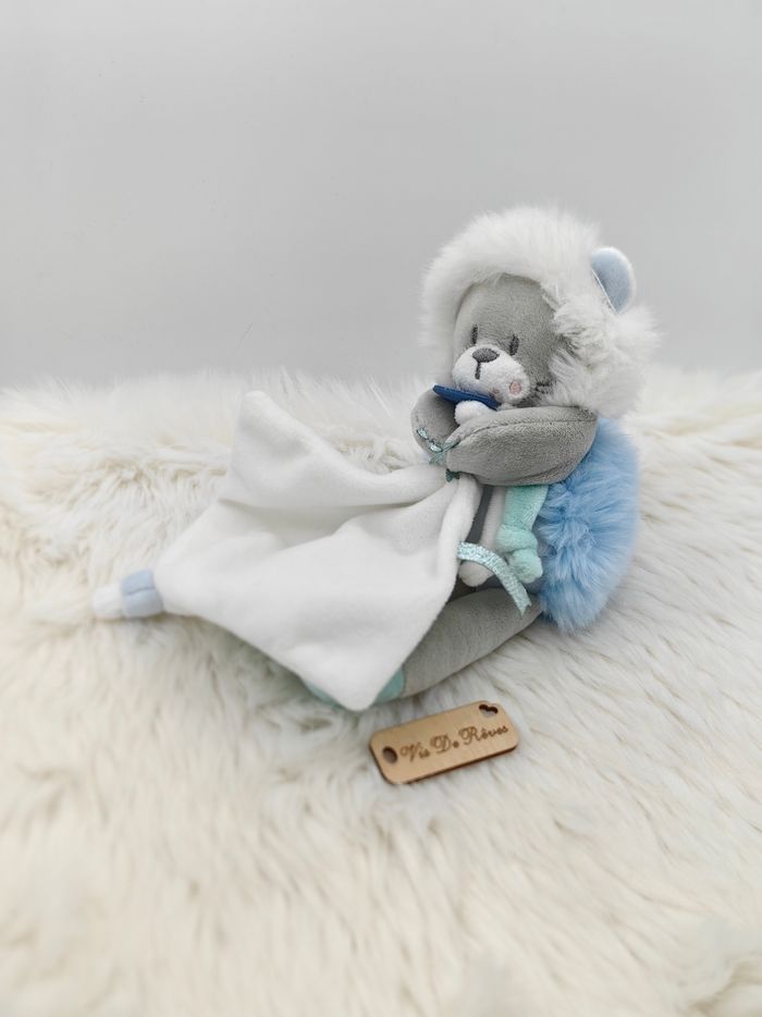 Doudou pantin Mouchoir Lion Artik'Cool bleu et blanc DC3371 Doudou et Compagnie