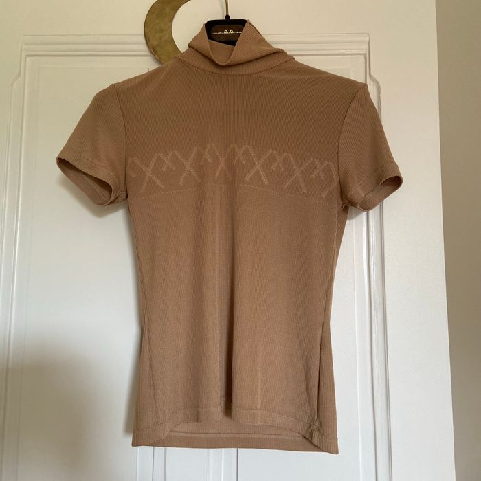 Tee shirt a col doré
