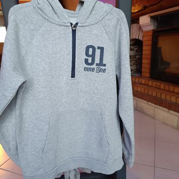 Pull ou sweat à a capuche Gémo taille 10 ans