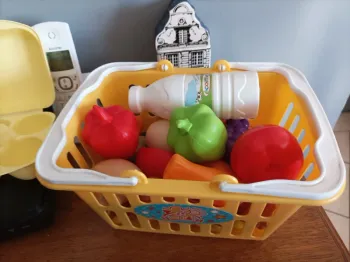 Panier avec objets divers pour jouer à la marchande