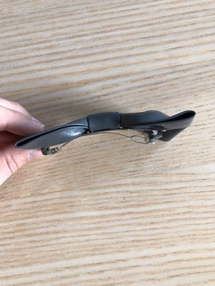 Barrette grise - photo numéro 2