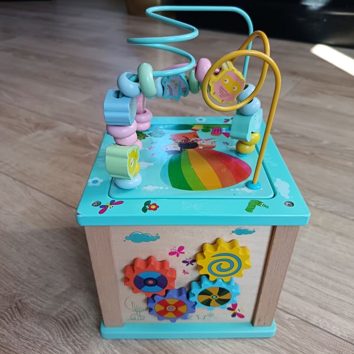 Cube d'activités en bois