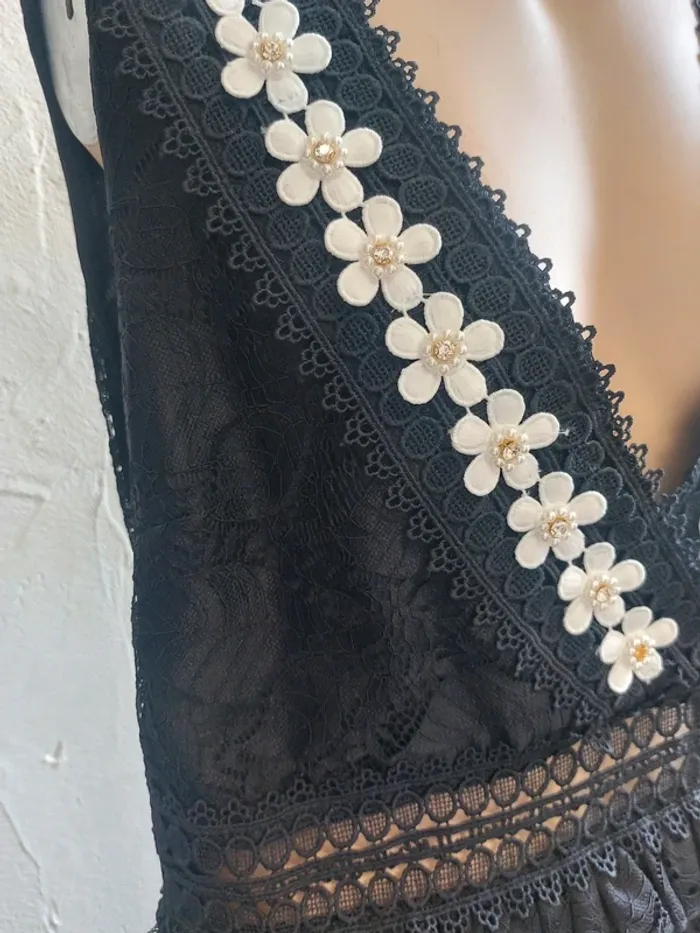 Robe en dentelle noire avec fleurs - photo numéro 4