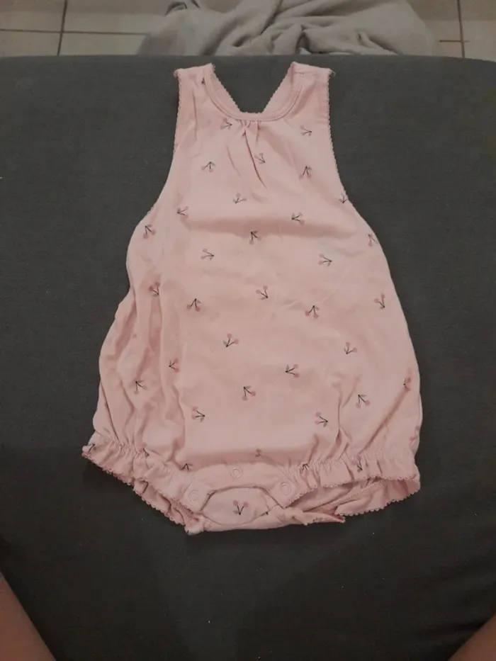 Barboteuse rose motif cerise 86 cm de chez h&m
