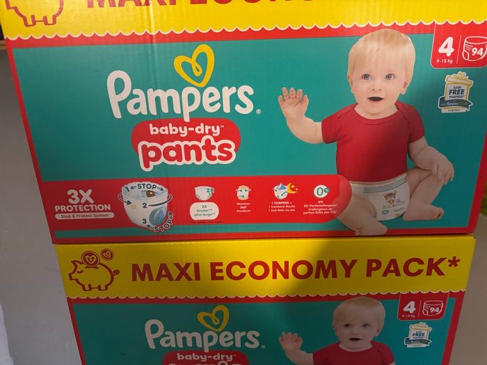 Couches Pampers taille 4 pants (X 2 cartons ) neuf