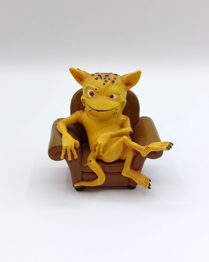 Figurine publicitaire Le champignon NOVARTIS dans un fauteuil hauteur 10 cm