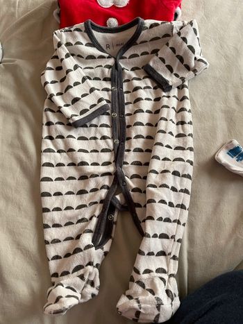 Lot pyjamas et Bodie 3mois