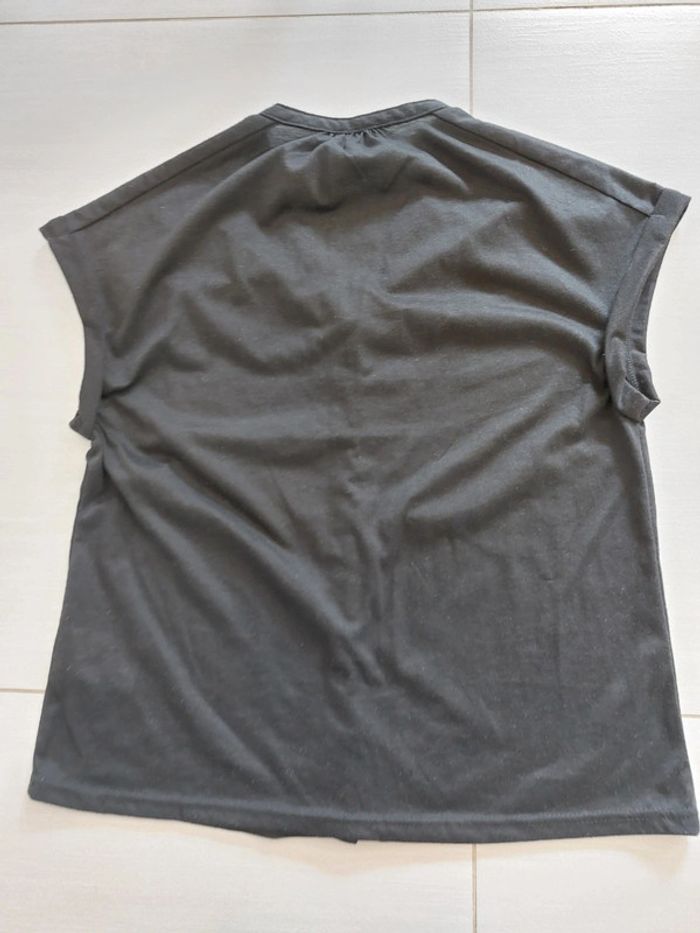 Tee shirt noir à boutons - photo numéro 2