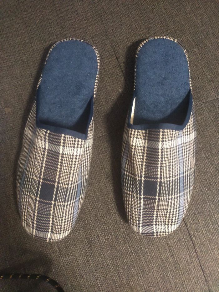 Chaussons homme T 42 neufs carreaux bleu