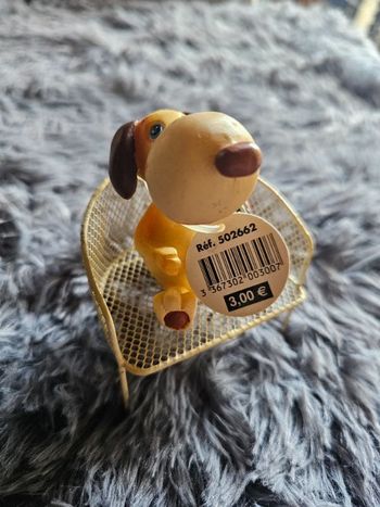 Lot de décorations - chien assis sur fauteuil