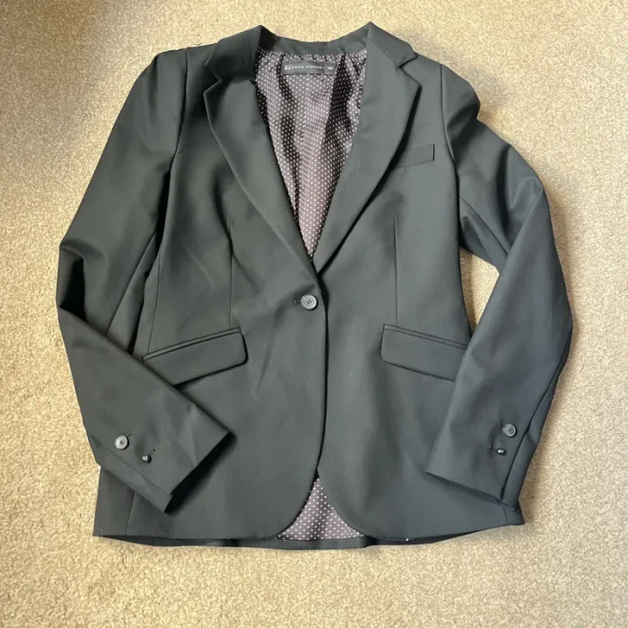 Blazer élégant noir, avec épaulettes, taille M.