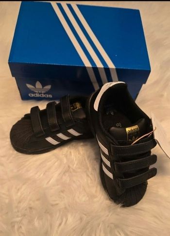 NEUVES non portées 🏷🤩🥰 superbes  baskets superstar adidas Pointure 26 unisex 🥰🤩😍