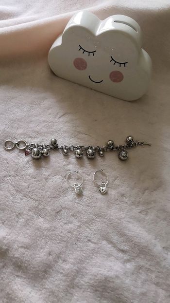 Lot bracelet + boucles d'oreilles Guess