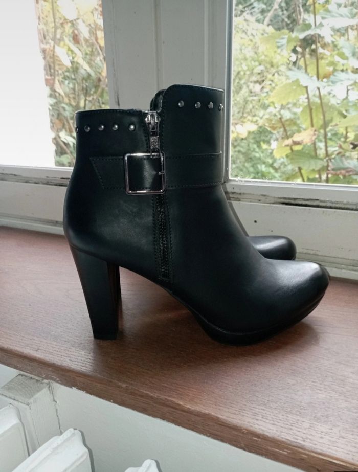 Bottines à talons avec boucles