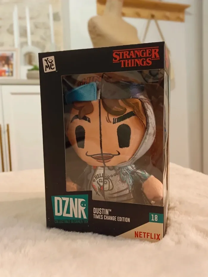 Peluche collector Stranger Things Dustin – DZNR Times Change Edition