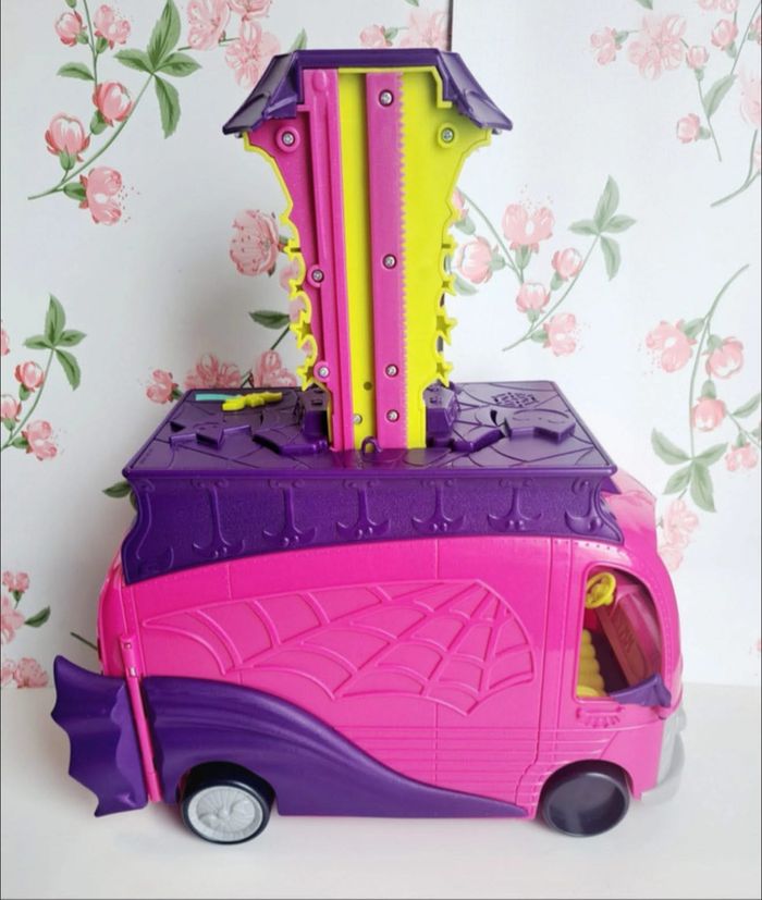 Magnifique Bus Vampirina Rock Disney avec sa petite poupée, le bus fait de la musique et lumières. Très bon état servi deux fois ! Vampirina Disney - photo numéro 4