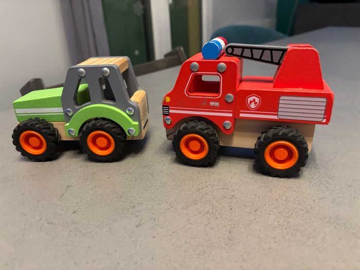 Lot de deux véhicules en bois