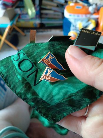 2 pin's Yves saint laurent américan  cup pas de vinted go