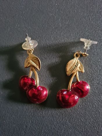 Boucles d'oreilles. Cerise. 4 cm.