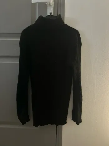 Pull col roulé noir