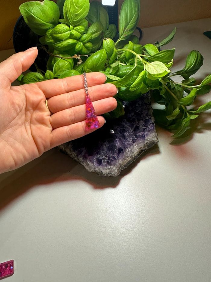 Pendentif triangle en résine et pailletés - photo numéro 3