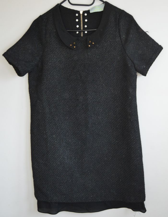 Robe noire style tweed avec col claudine et détails cloutés – Juju s’amuse – Taille L