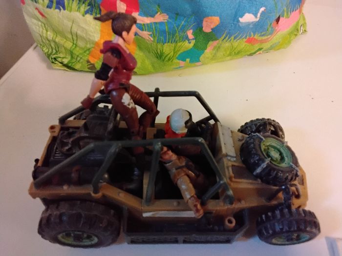 Véhicule militaire avec 3 bonshommes - photo numéro 3