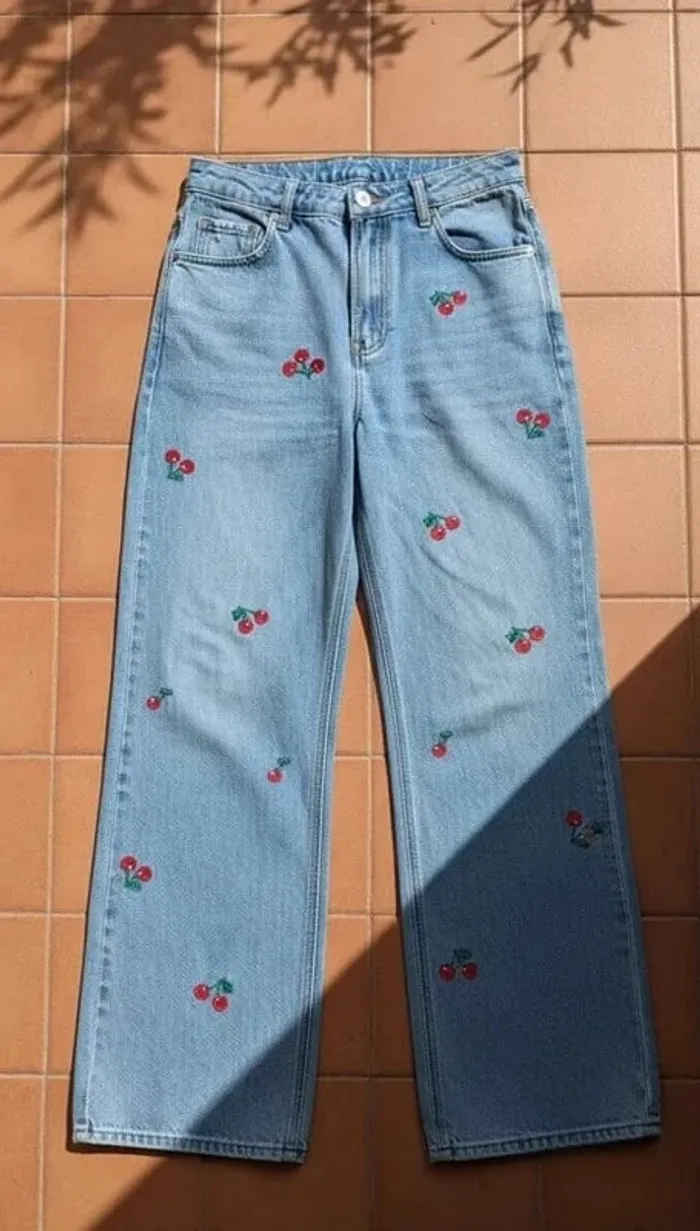 Jean large bleu à cerises brodées, taille S, style rétro fun tendance