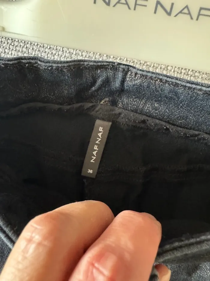 Jupe droite Naf Naf noire et dorée brillante, taille 36 en très bon état - photo numéro 6