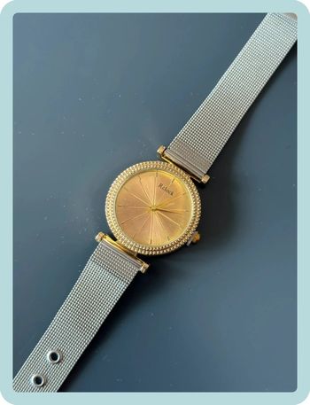 Montre à chaîne argentée à cadran doré