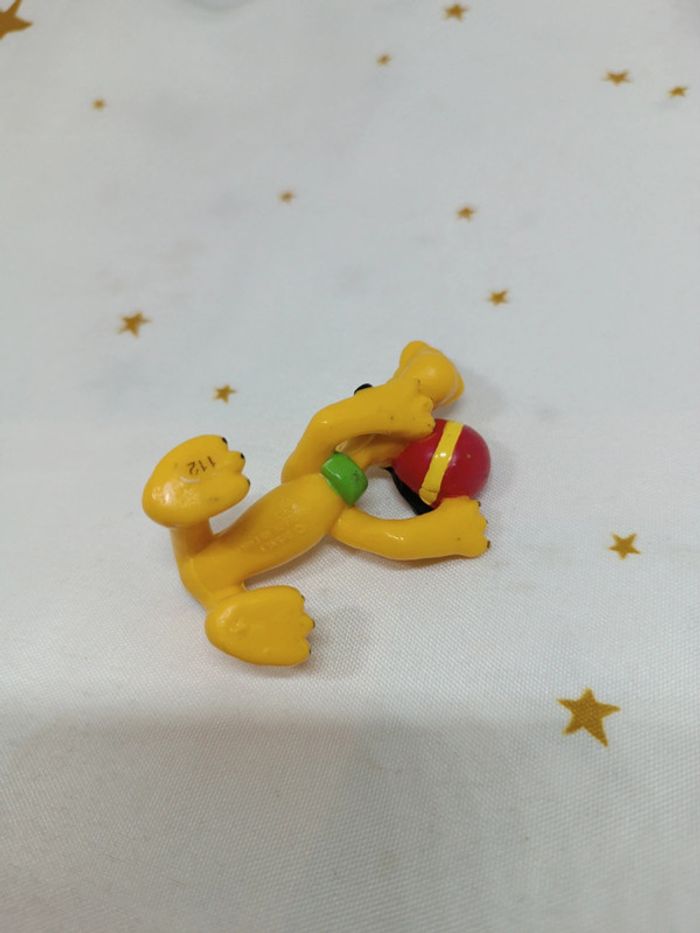 Personnage figurine walt Disney pluto balle rouge ball ballon couché Mickey mouse playing play joue - photo numéro 6