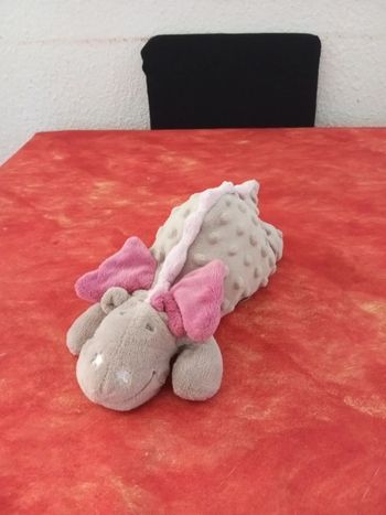 Dragon gris et rose avec ailes et nœud papillon Noukie's