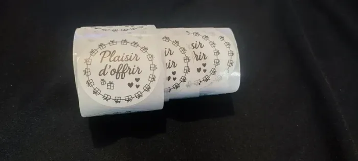 Lot de 20 étiquettes autocollantes “Plaisir d’offrir” 50x50 mm - photo numéro 2